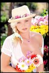 Silvia Saint la bouquetière