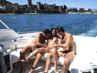 Christina Bella en train de baiser sur le bateau