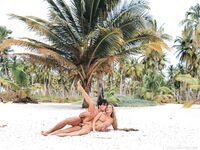 Mandy Bright fait l'amour sur la plage