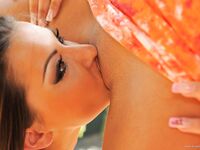 Cindy Hope et Anita Pearl dans 69 poses