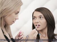 Alexis Brill et Petra Q se lèchent mutuellement