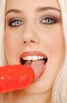Katrin Wolf se masturbant avec un gode