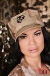 Abbie Cat et Jasmin Jae sont les filles soldats sexy