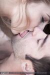 Cayenne Klein en train de baiser sur la terrasse