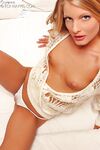 Cayenne Klein jouit de la chatte en se masturbant