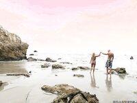 Jessica Moore en train de baiser sur la plage