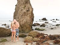 Jessica Moore en train de baiser sur la plage