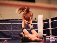 Avril Sun et Eve Sanders sur le ring pour un affrontement lesbien