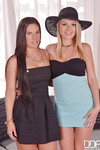 Athina Love et Lucy Heart sucent des bites