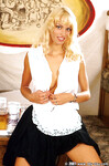 Anita Blond se masturbant dans le couvent