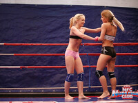 Nataly Von et Nikky Thorne luttent