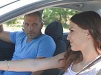 Lyen Parker en train de baiser près de la voiture
