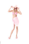 Vanda Lust dans une robe rose en lin