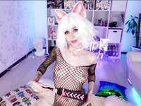 Masturbation anale de la chienne violette