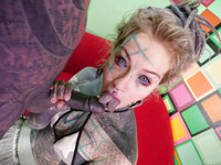 Anuskatzz la chatte bizarre tatouée