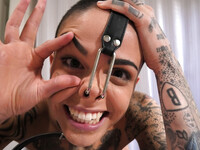 Leigh Raven la chatte adolescente tatouée