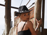 Destiny Cruz dans une ferme en train de mastiquer