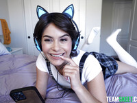 Nicole Aria l'ado mignonne de 18 ans