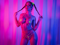 Scarlet Chase se fait enfoncer une bite dans le cul