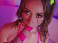Scarlet Chase se fait enfoncer une bite dans le cul