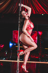 Abigail Mac et Nicolette Shea baisent au bar