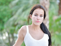 Megan Rain montre sa chatte