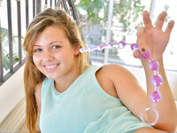 Keisha Grey se masturbant avec une boule anale