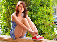Lexi l'adolescente amateur aux seins nus