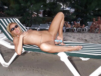 Sandy se masturbant sur la plage