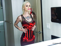 Kleio Valentien la salope blonde tatouée
