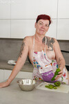 Gia R se masturbant dans la cuisine