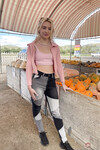 Britt Blair exhibe son manchon de fourrure