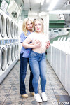 Christie Stevens et Eva Nyx dans la blanchisserie