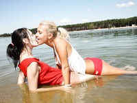 Sara F et Timea Bella se léchant sur la plage