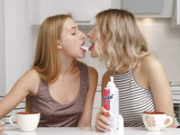 Eva Elfie et Elizabeth Evans se lèchent mutuellement