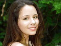 Arina montre son corps dans la forêt