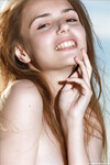 Elle Tan la fille amateur sexy dans le pré