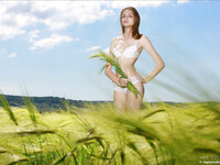 Elle Tan se montre dans la prairie