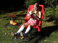 Hannah Hays se masturbant en plein air
