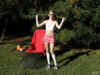 Hannah Hays se masturbant en plein air