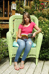 Liza Rowe se masturbant en plein air