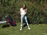 Hannah Hays dans le jardin