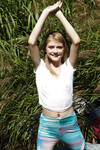 Hannah Hays dans le jardin