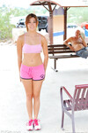 Hannah aime se montrer