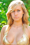 Kennedy Leigh l'adolescente à la chatte nue