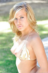 Kennedy Leigh l'adolescente à la chatte nue
