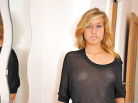 Kennedy Leigh joue avec un gros gode