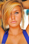 Kennedy Leigh la petite blonde sexy