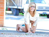 Kennedy Leigh la blonde à lunettes