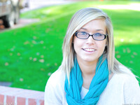 Kennedy Leigh la blonde à lunettes